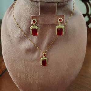 Red and Gold Necklace with Elegant Gemstone Design